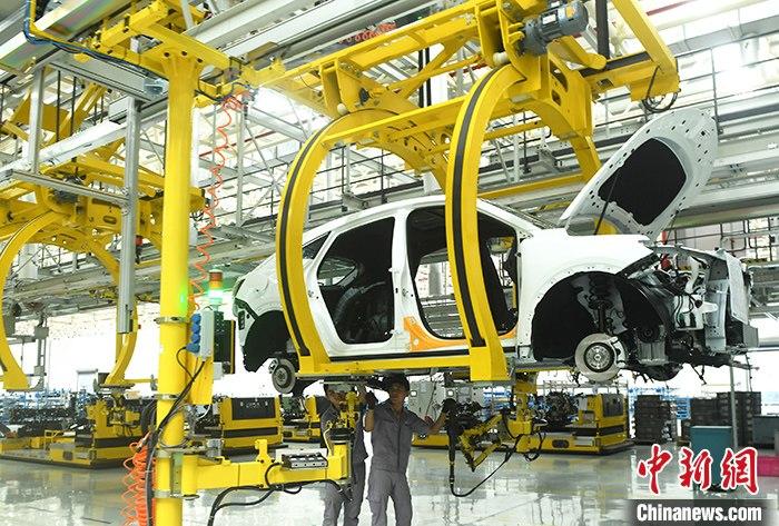資料圖：一汽車生產(chǎn)車間內(nèi)的工作人員正在組裝車輛。 <a target='_blank' href='http://www.chinanews.com/'>中新社</a>記者 陳超 攝